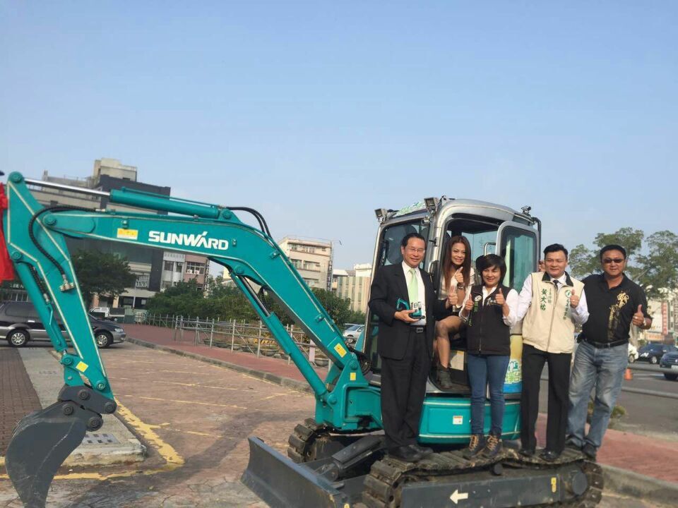 嘉義市长大赞yp街机智能挖掘机环台义举