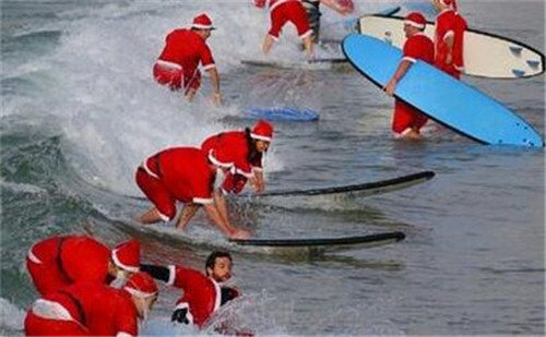 320名圣诞老人整体冲浪？？？？？？八一八圣诞节奇闻趣事