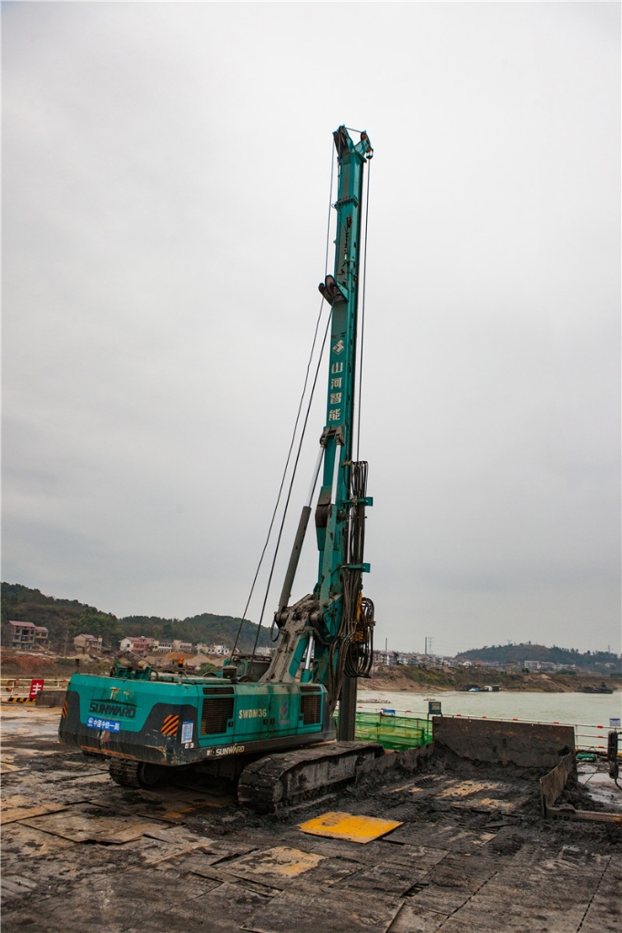 水下钻孔80米，，，，yp街机智能旋挖钻机震撼施工时势