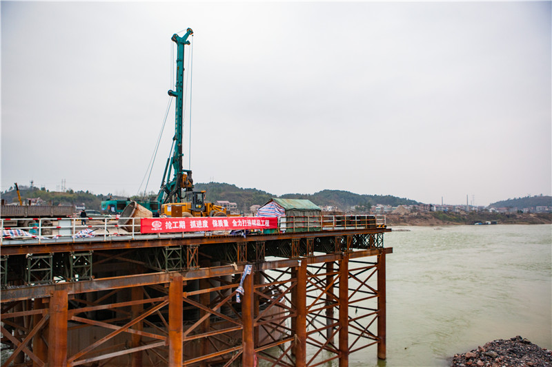 水下钻孔80米，，，，yp街机智能旋挖钻机震撼施工时势