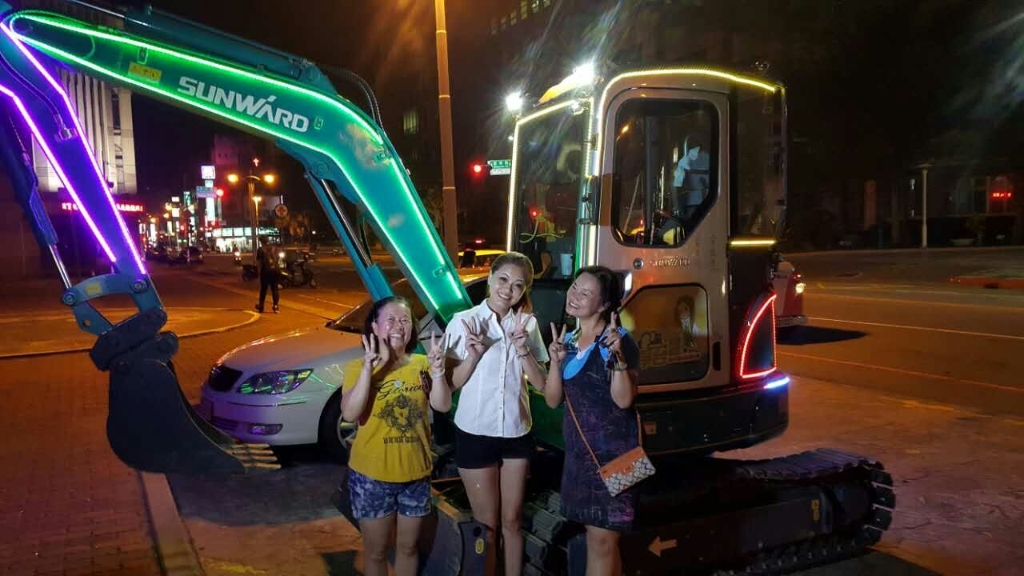 嘉義市长大赞yp街机智能挖掘机环台义举