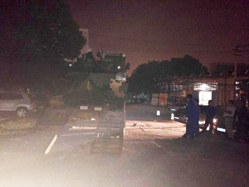 yp街机智能SW2105工程车顺遂交付步队