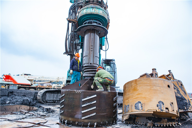 水下钻孔80米，，，，yp街机智能旋挖钻机震撼施工时势