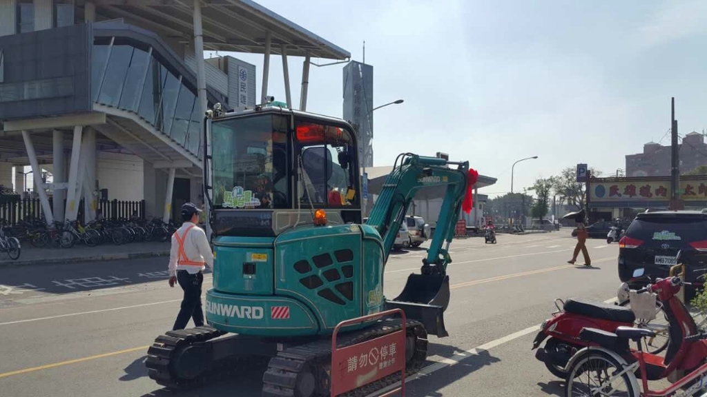 嘉義市长大赞yp街机智能挖掘机环台义举