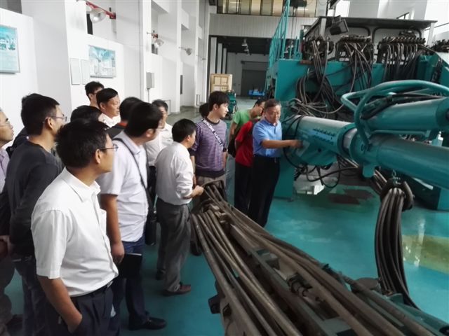 鹤发银丝映日月，，，，，赤心热血沃新花