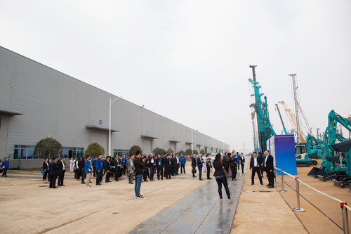 工程装备盛宴，，，东盟十国代表在yp街机智能很享受