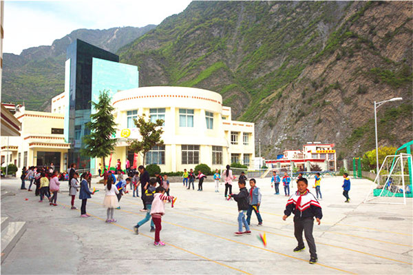 震后八年：朗朗书声传来，，，，理想之花绽放