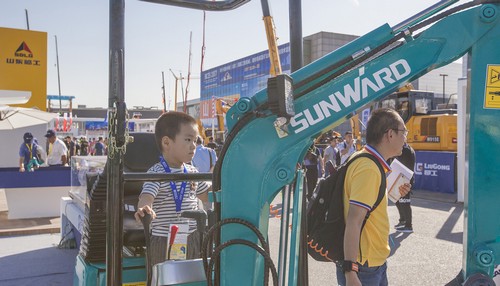 yp街机智能酷帅曾大虾，，，，，，，一大波美图带你亲临北京BICES展