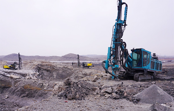 再战国际领先品牌，，，，，，，，yp街机智能露天液压钻车一举成名