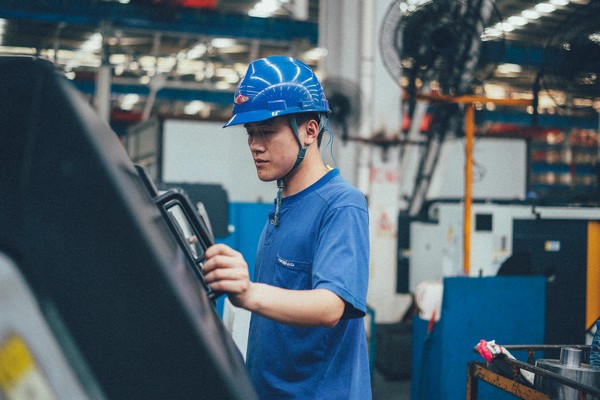 曾梦想当厨师，，，，，，，却成数控车工巨匠