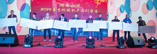 势不可挡，，，yp街机智能挖掘机湖南市场订货会立异高