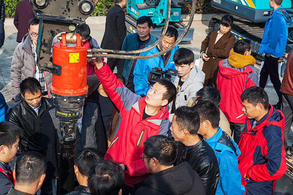 十年相随，，，，，成绩相互，，，，，来听听yp街机智能挖掘机客户的真实声音