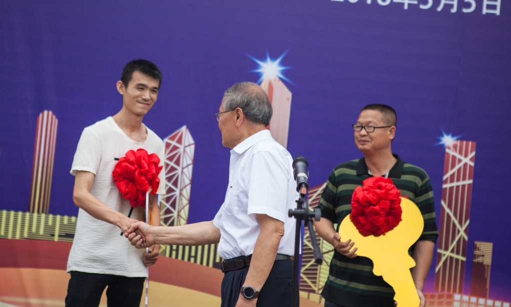 民族挖掘机品牌先导者，，，，，yp街机智能“城镇建设利器”SWE80E9荣耀上市