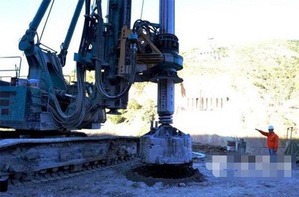 央视聚焦：yp街机智能旋挖钻机助力天下“第一高墩”