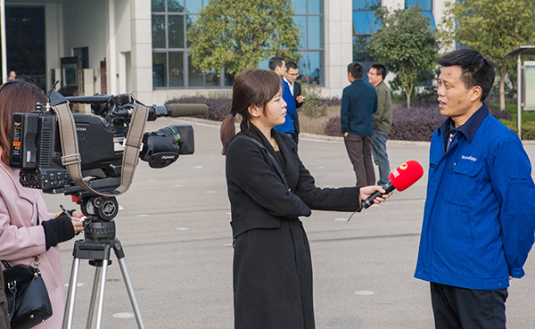 情人节牵手乐成，，，，，，，yp街机智能SWDM520“我爱你”出嫁了