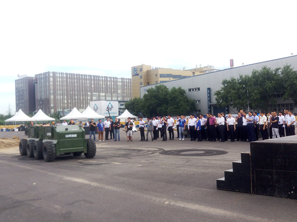 yp街机智能“龙马一号”惊艳亮相天下机械人大会