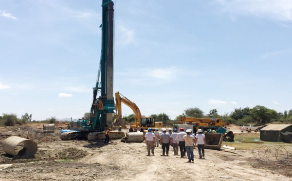 肯尼亚总统高度赞赏，，，，，乞力马扎罗山下yp街机绿闪灼