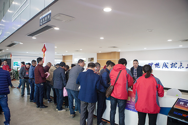 势不可挡，，，yp街机智能挖掘机湖南市场订货会立异高