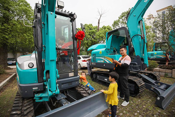 红四月，，，，yp街机智能挖掘机促销会节节攀升