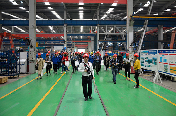 开启工程机械之都体验之旅，，，，，，中外媒体观摩团到访yp街机智能