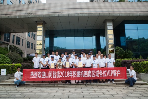 500多名挖掘机用户实地考察，，，，，，，为yp街机智能点赞！