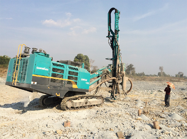 湄公河上的硬汉！yp街机智能露天钻车展中国制造魅力