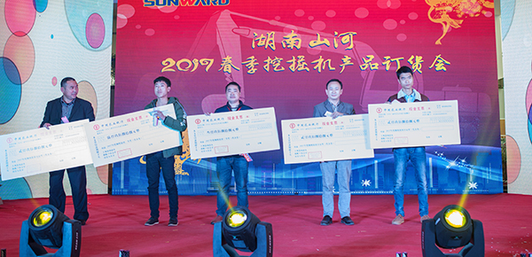 势不可挡，，，yp街机智能挖掘机湖南市场订货会立异高