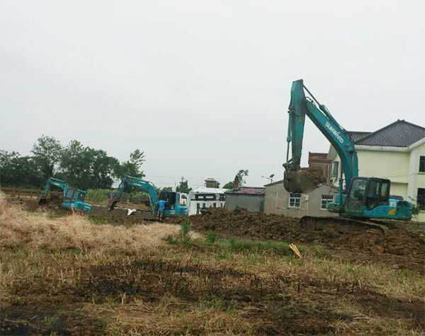 抗洪英雄显身手，，，yp街机智能系列挖掘机奔赴抗洪一线