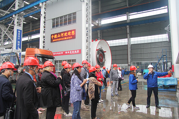 开启工程机械之都体验之旅，，，，，，中外媒体观摩团到访yp街机智能