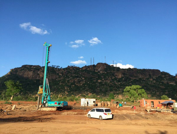 肯尼亚总统高度赞赏，，，，，乞力马扎罗山下yp街机绿闪灼