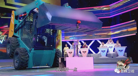 谁说机械都酷寒？？？？？？？这款会舞蹈的滑移显着就是热情旷达的！