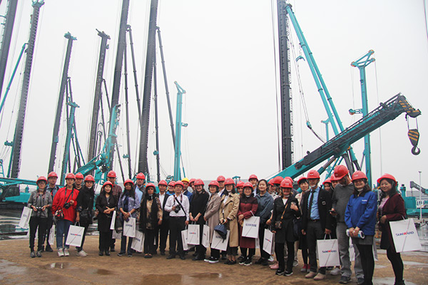 开启工程机械之都体验之旅，，，，，，中外媒体观摩团到访yp街机智能