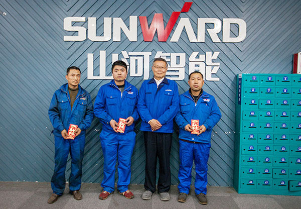 温暖！yp街机智能2017年春节慰问40名难题职工