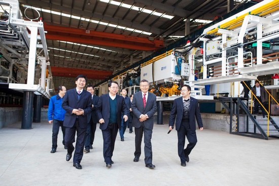 首台盾构机盛大下线，，，，，，，，中铁yp街机诠释“长沙速率”