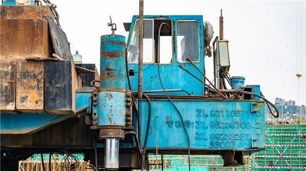 祝贺，，，，，，，，中国首台大吨位多功效液压静力压桩机今年二十岁了!