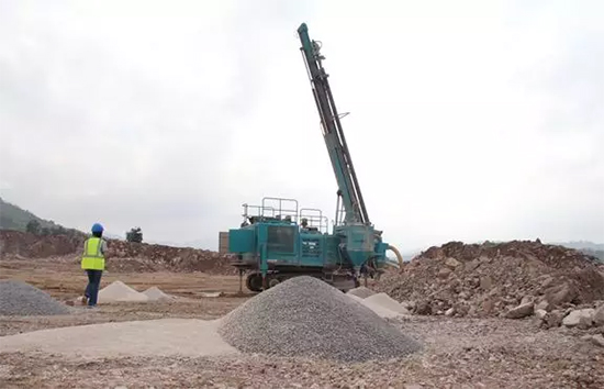 15年3万小时！yp街机智能元老级潜孔钻机“雄风”依旧