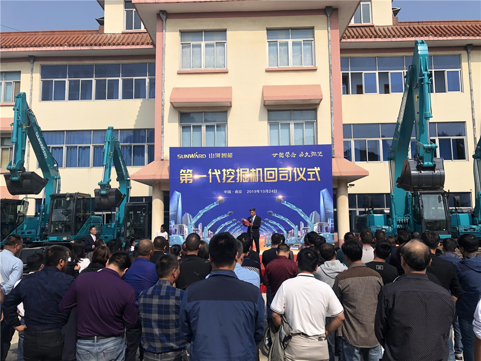 服役15年，，，，，，，，凌驾20000小时！元老级挖机接“回家”！