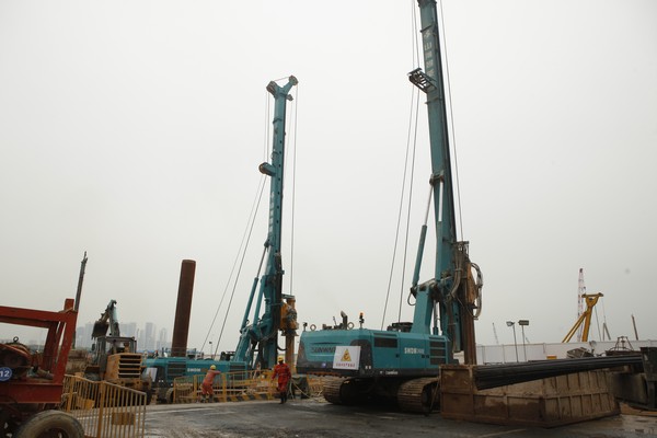 地铁咬合桩施工必备利器--yp街机智能旋挖钻机