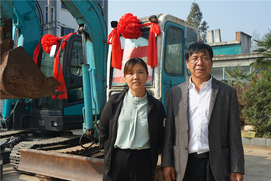 服役15年，，，，，，，，凌驾20000小时！元老级挖机接“回家”！