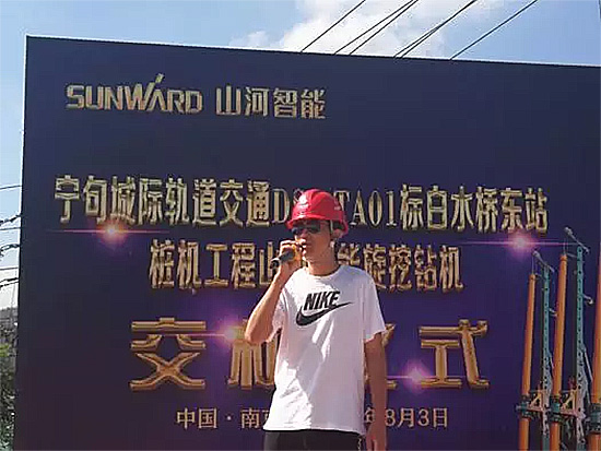 把“朋侪圈”“搬”到现。。。。。，，，交机“玩出”新创意!