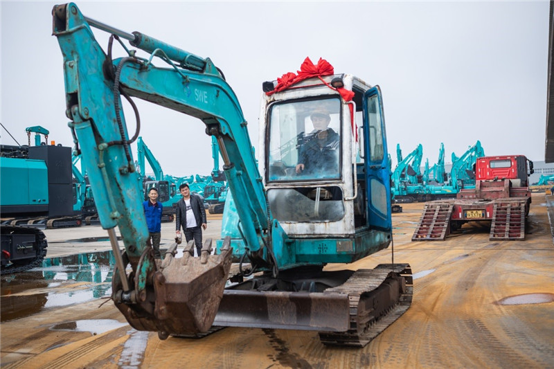 荣耀归来！yp街机智能第一代挖机顺遂“回家”啦