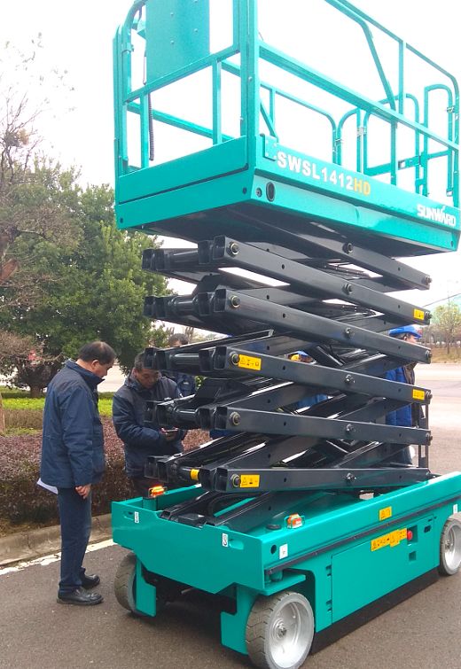yp街机智能电动剪叉式高空作业平台新品首发赴美参展