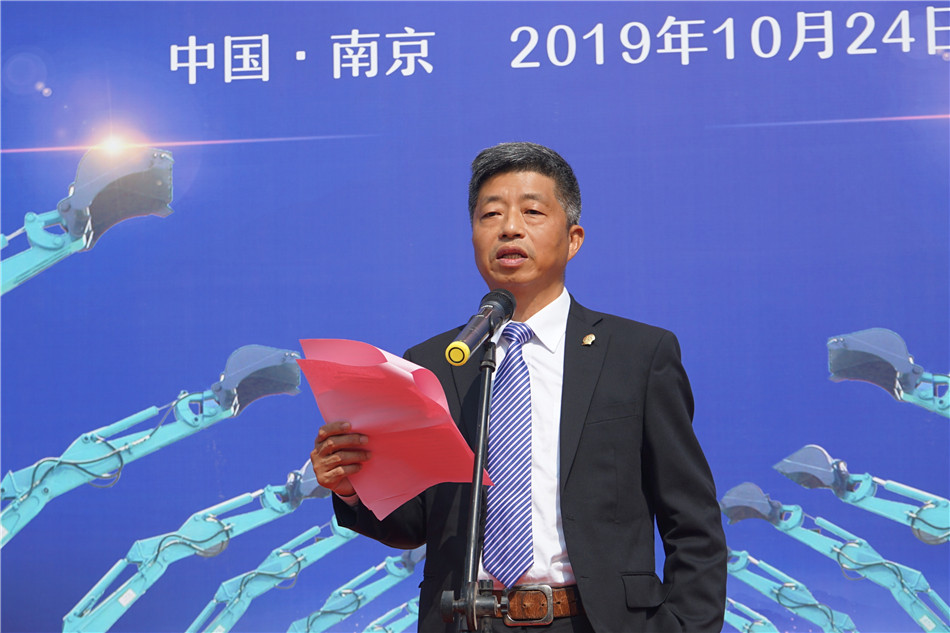 服役15年，，，，，，，，凌驾20000小时！元老级挖机接“回家”！