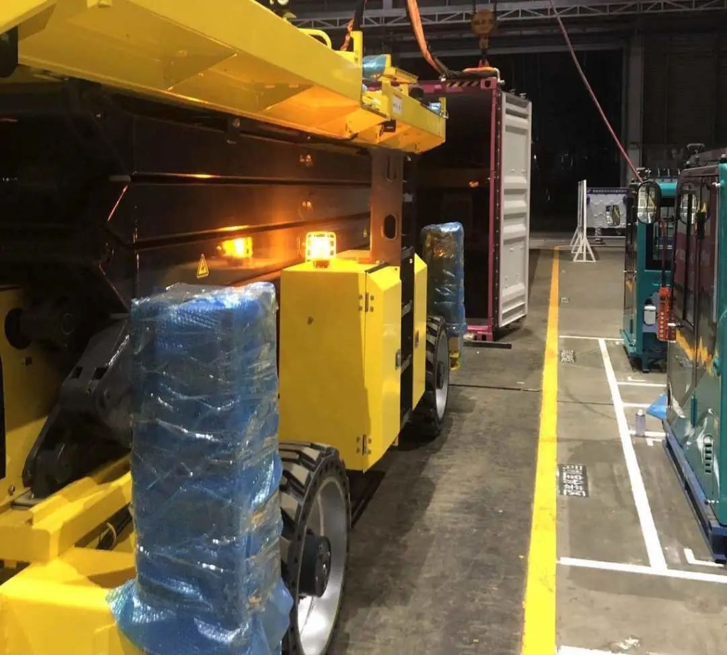 批量发往欧洲，，，，，高空作业平台迎来新年开门红