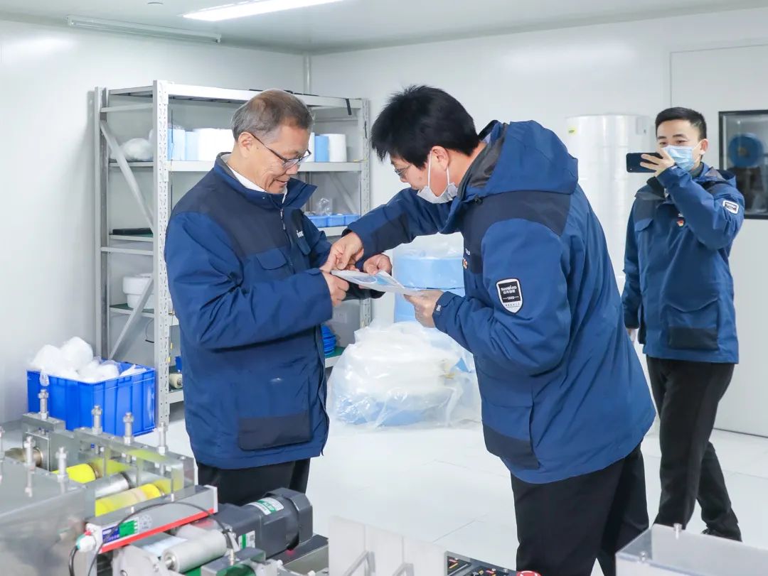 董事长启封yp街机智能第一个制品口罩