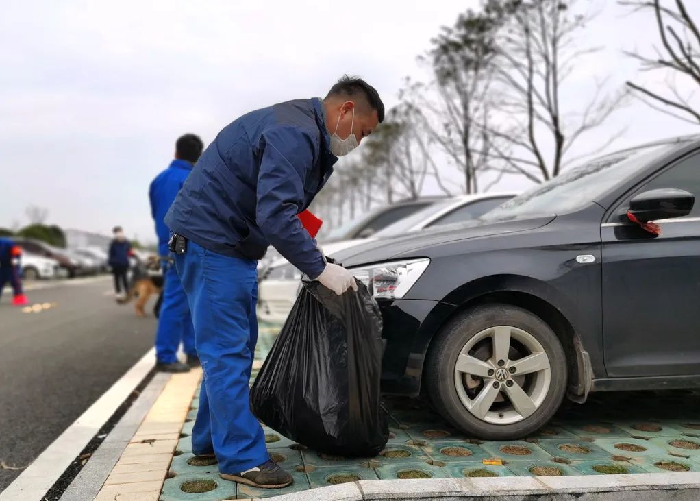 yp街机智能党员自愿者开展义务情形清扫