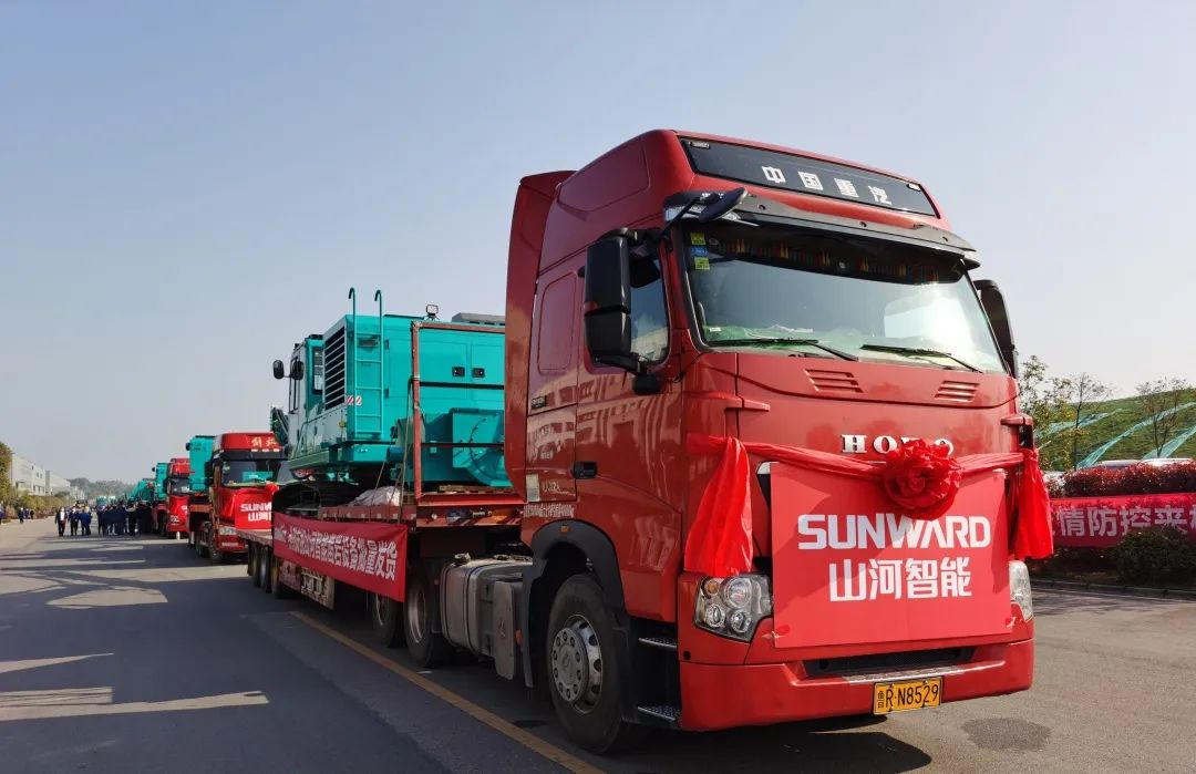 战“疫”喜报频传来！yp街机智能凿岩、起重装备批量发车