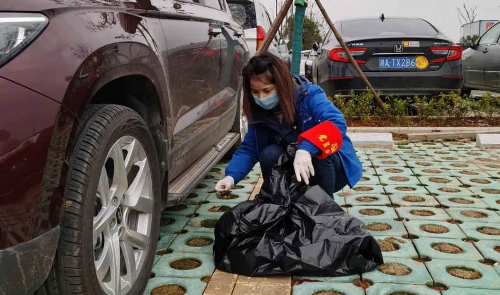 yp街机智能党员自愿者开展义务情形清扫