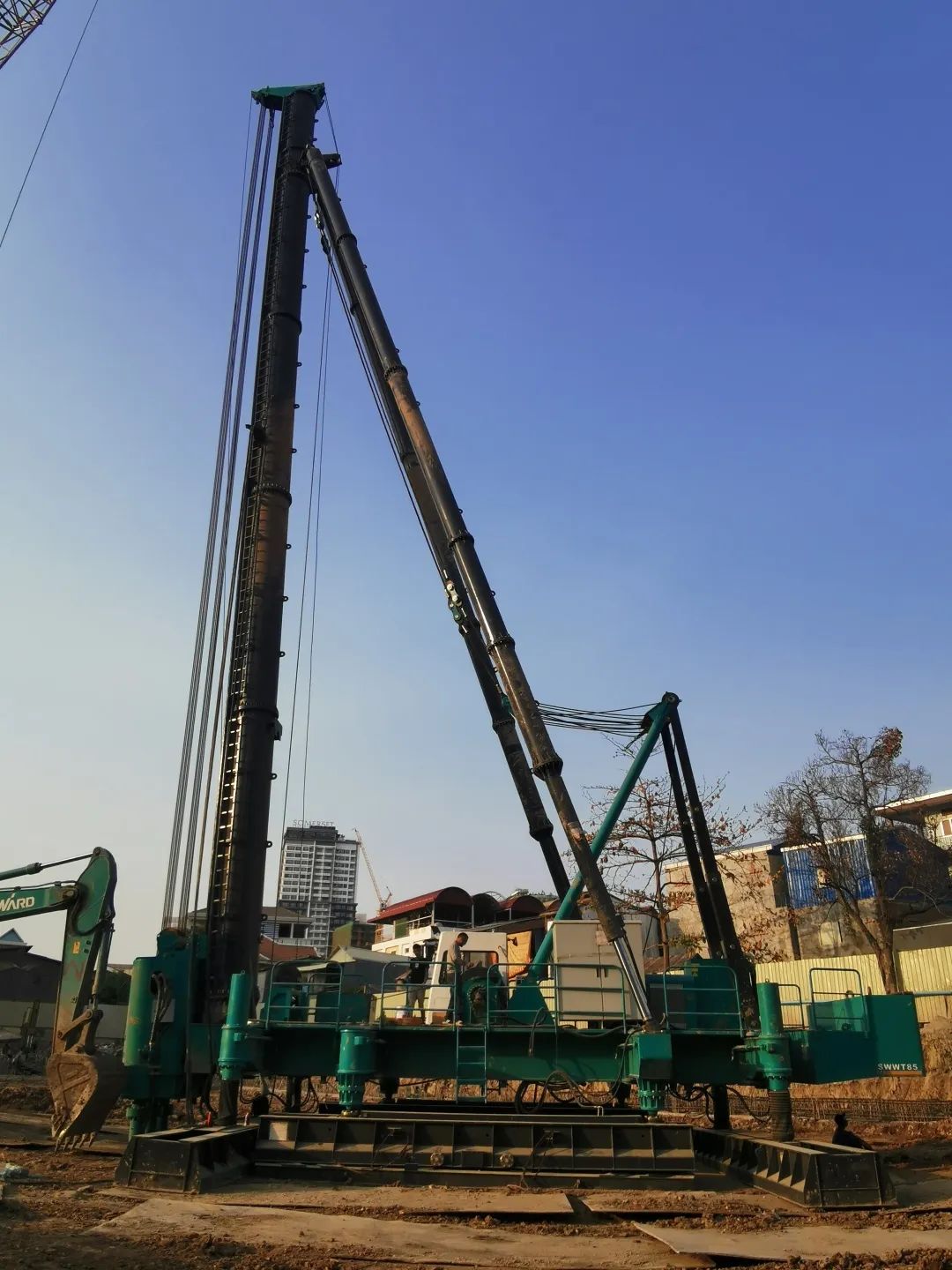柬埔寨首台三轴一连墙钻机正式施工