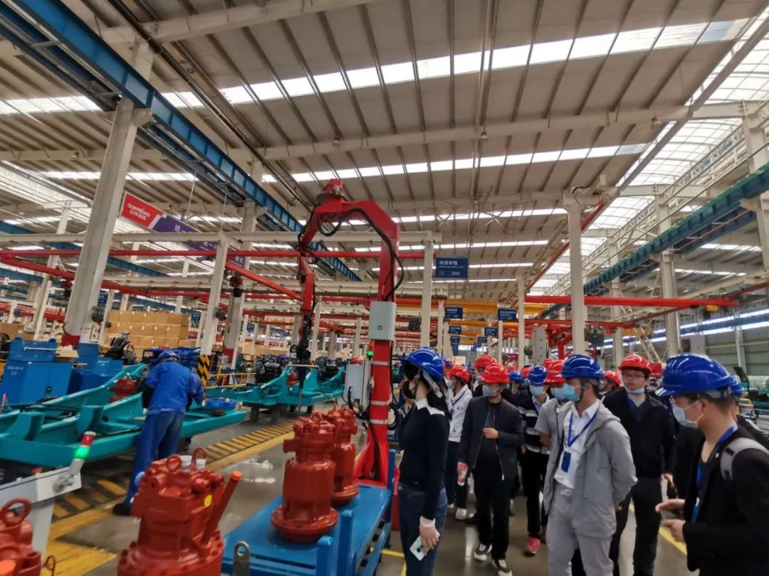 长沙工业机械人应用专题训练营到访yp街机智能